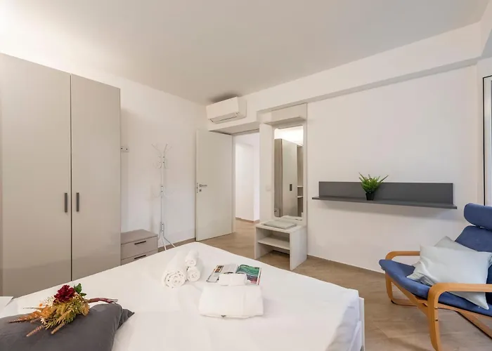 Flat In - Happy Janov